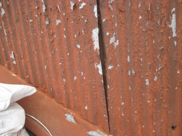 姫路市の外壁トタンの塗膜剥がれ